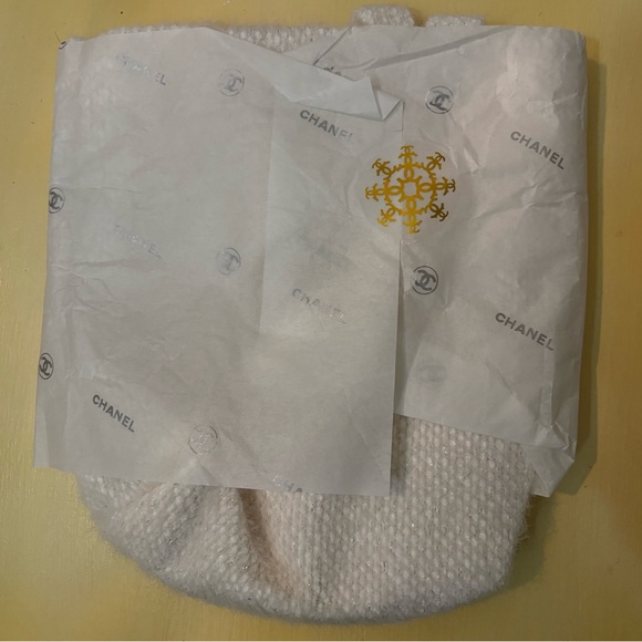 CHANEL Cream Wool Tote with Gold Logo - Picture 2 of 6